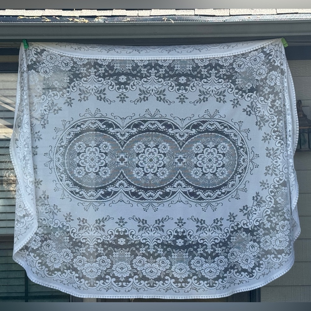 Vintage White Lace Tablecloth Oval Medallion Floral Cottage Shabby Chic